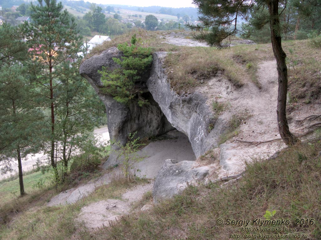 Львовская область. Село Дуброва. Фото. «Храм Солнца» - камень Дырявец (49°30'54"N, 24°04'38"E).