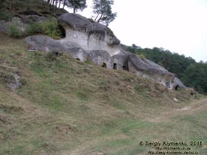 Львовская область. Село Дуброва. Фото. Скалы с остатками пещер в селе Дуброва (49°30'52"N, 24°04'34"E).
