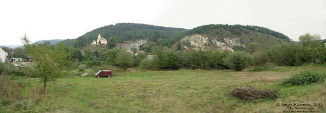 Львовская область. Село Стольско. Фото. Вид от села на поросшее лесом плато - комплексный памятник природы «Стольско» (49°32'12"N, 24°04'33"E). Панорама ~120°