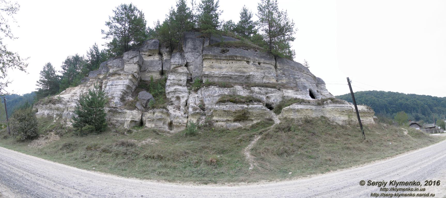 Львовская область. Село Дуброва. Фото. Скалы с остатками пещер в селе Дуброва. Панорама ~120° (49°31'11"N, 24°04'42"E).