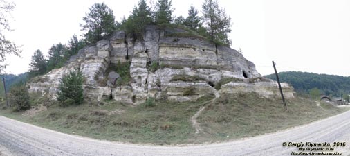 Львовская область. Село Дуброва. Фото. Скалы с остатками пещер в селе Дуброва. Панорама ~120° (49°31'11"N, 24°04'42"E).