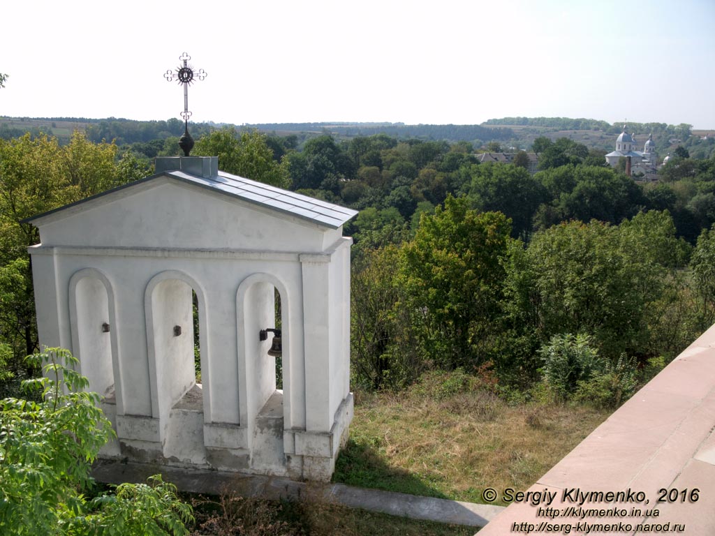 Тернопольская область, село Струсов. Фото. Колокольня храма Святого Николая монастыря василиан.