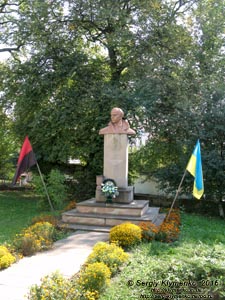 Тернопольская область, село Струсов. Фото. Памятник предводителю ОУН-УПА Степану Бандере (2009 год).