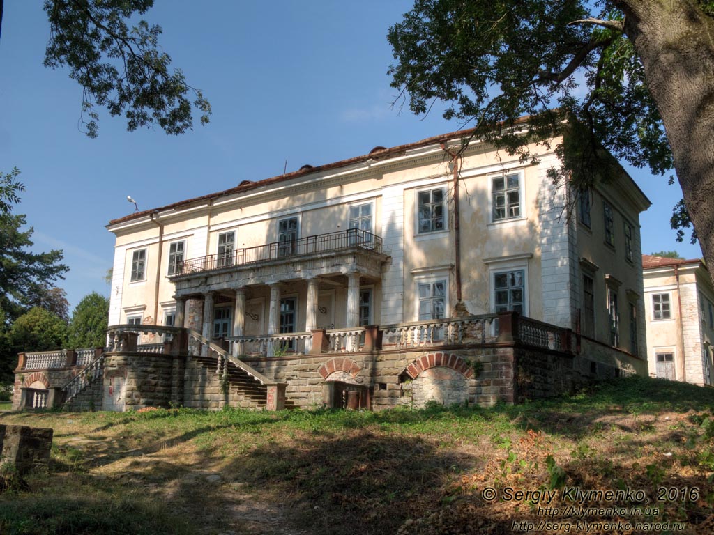 Тернопольская область, село Струсов. Фото. Бывший дворец шляхтичей Потоцких и Ланцкоронских (1780-1790 годы).