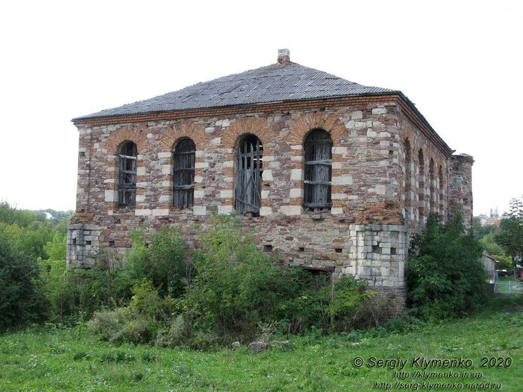 Тернопольская область, село Струсов. Фото. Синагога (XIX век). Вид снаружи.