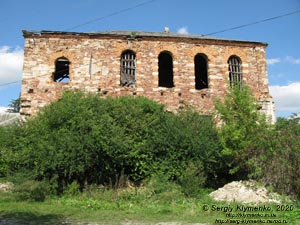 Тернопольская область, село Струсов. Фото. Синагога (XIX век). Вид снаружи.
