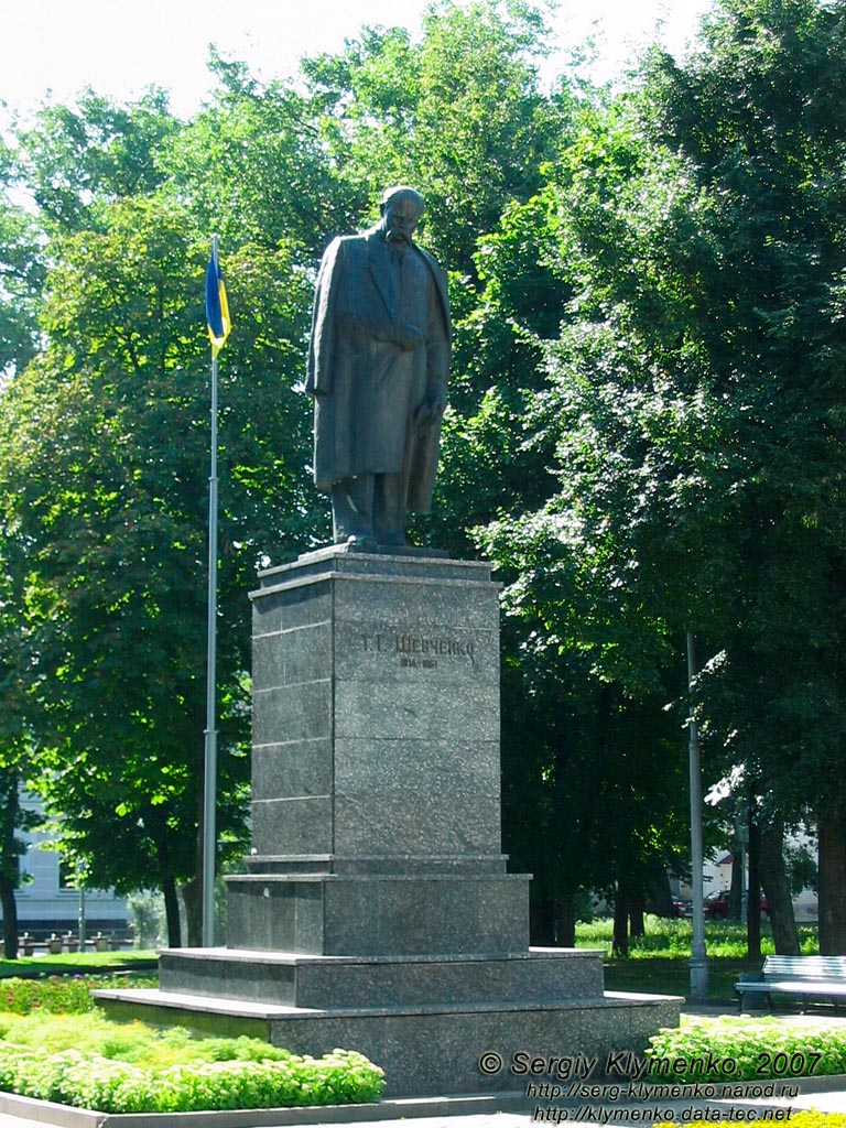Сумы. Фото. Памятник Тарасу Шевченко в сквере им. Тараса Шевченко.