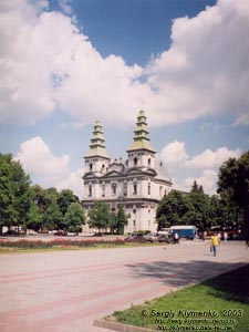 Тернополь. Фото. Доминиканский костел с монастырем и кельями (памятник архитектуры, 1749-1779 гг.), вид с площади Свободы.