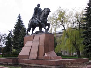 Тернополь. Фото. Памятник королю Данило (Галицкому) на площади Свободы.