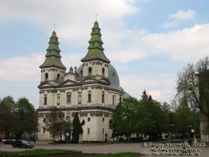 Тернополь. Фото. Доминиканский костел с монастырем и кельями (памятник архитектуры, 1749-1779 гг.), вид с площади Свободы.
