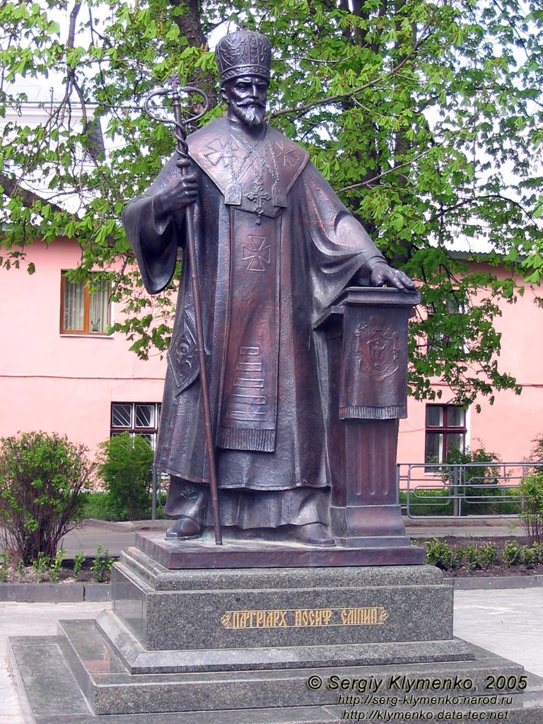 Тернополь. Памятник Патриарху Иосифу Слепому перед Кафедральным собором Непорочного зачатия Пресвятой Девы Марии.