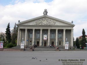 Тернопольский областной академический музыкально-драматический театр им. Тараса Шевченко на бульваре Тараса Шевченко (Театральная площадь).