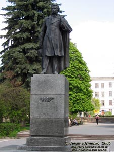 Тернополь. Фото. Памятник А.С.Пушкину на улице Чорновола.