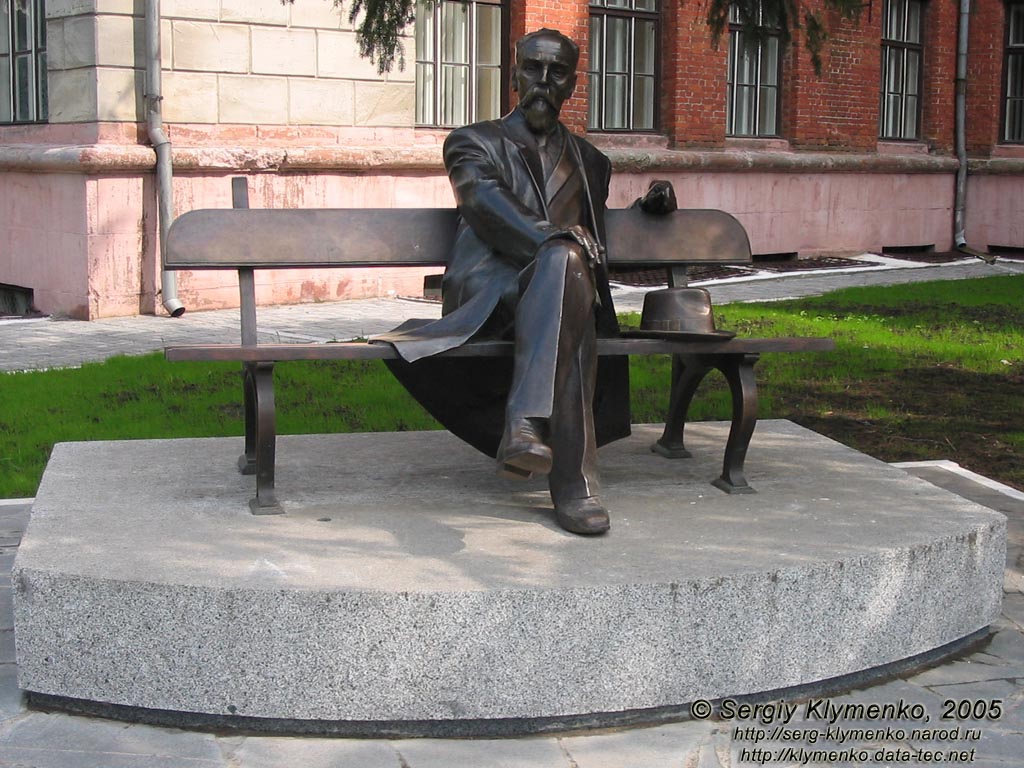 Тернополь. Памятник И. Я. Горбачевскому перед Тернопольским государственным медицинским университетом.