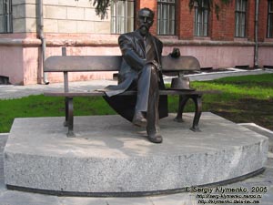 Тернополь. Фото. Памятник И. Я. Горбачевскому перед Тернопольским государственным медицинским университетом.