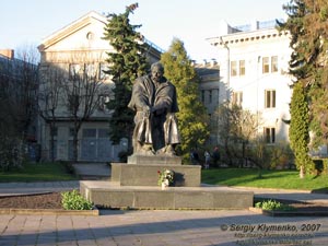 Фото. Тернополь. Памятник Т.Г.Шевченко рядом с Тернопольским областным академическим музыкально-драматическим театром им. Тараса Шевченко.