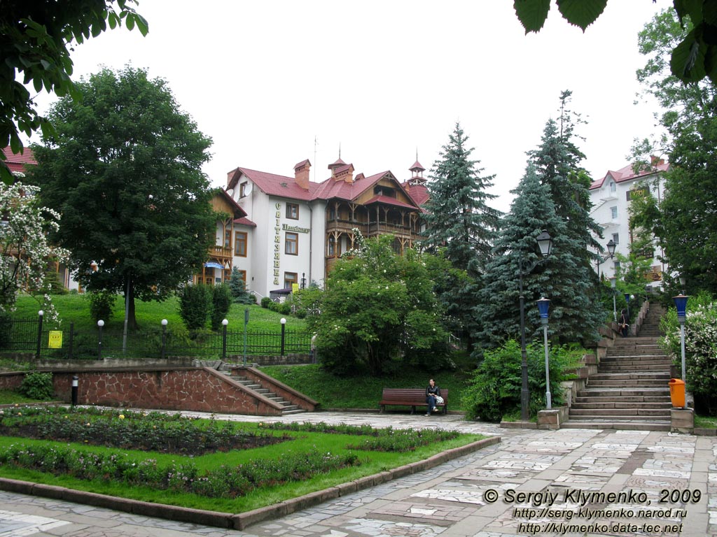 Трускавец, Львовская область. Фото. Курортный парк города Трускавец. На втором плане - пансионат «Свитязянка».