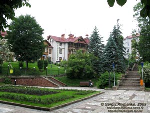 Трускавец, Львовская область. Фото. Курортный парк города Трускавец. На втором плане - пансионат «Свитязянка».