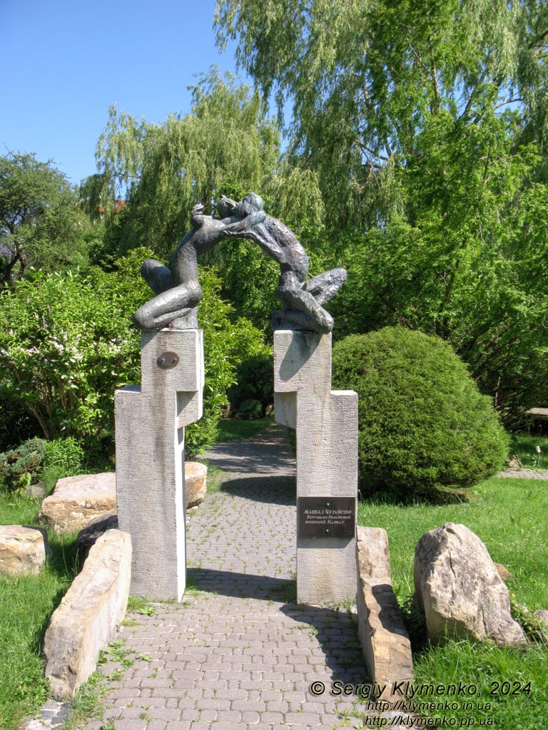 Трускавец, Львовская область. Фото. Ландшафтный парк «Підгір'я». Скульптурная композиция «Мавка и Чугайстер» (персонажи Украинской мифологии Карпат).