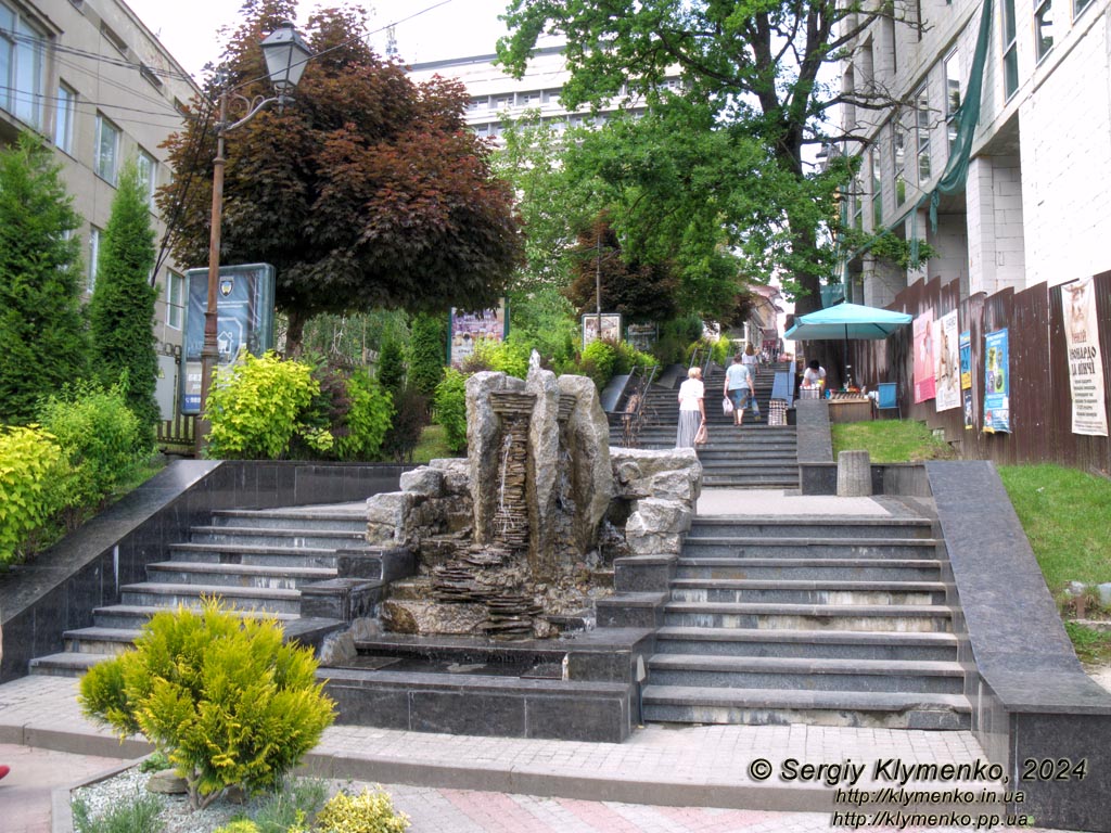 Трускавец, Львовская область. Фото. Курортный парк города Трускавец. Лестница вверх от центральной аллеи-площади.