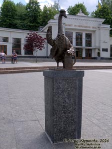 Трускавец, Львовская область. Фото. В Курортном парке города Трускавец. Мини-скульптура Гуся-курортника с кумганком «Трускавец» возле бювета № 1.