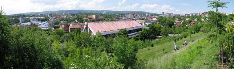 Трускавец, Львовская область. Фото. Панорама Трускавца (~180°) от скульптурной композиции «Христос-Спаситель» на Гошевской горе (49°17'00"N, 23°30'47"E).