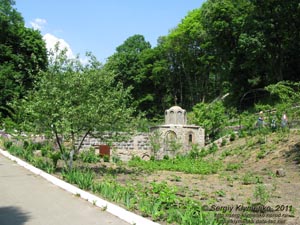 Фото Киева. Церковщина. Возле церкви Рождества Богородицы.