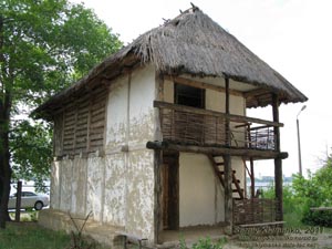 Киевская область. Фото. Частный музей Трипольской культуры. Реконструкция двухэтажного дома трипольцев.