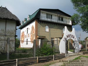 Киевская область. Фото. Частный музей Трипольской культуры. Главный вход.