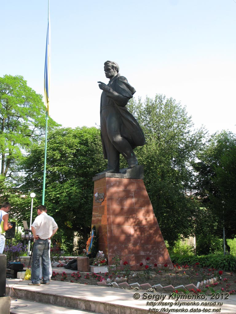 Львовская область. Город Турка. Фото. В центре города. Памятник Тарасу Шевченко.