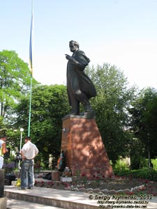 Львовская область. Город Турка. Фото. В центре города. Памятник Тарасу Шевченко.