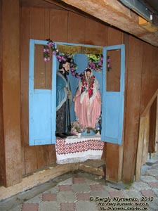 Львовская область. Город Турка. Фото. Церковь Cвятого Николая (1739 год). Фрагмент: фигуры на церкви св. Николая.