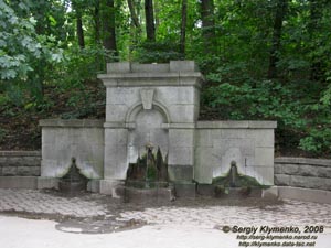 Умань, парк «Софиевка». Источник "Серебряные ручейки".
