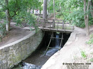 Умань, парк «Софиевка». Шлюз на ручье, который вытекает из Нижнего пруда.