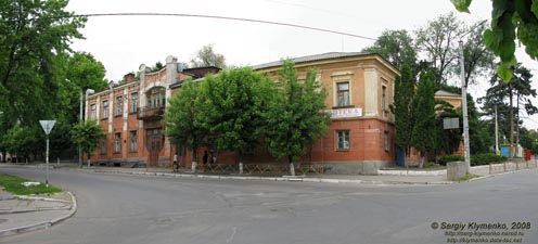 Умань. Фото. По улицам Умани, здание детской поликлиники (угол улиц Садовая и Шевченко).
