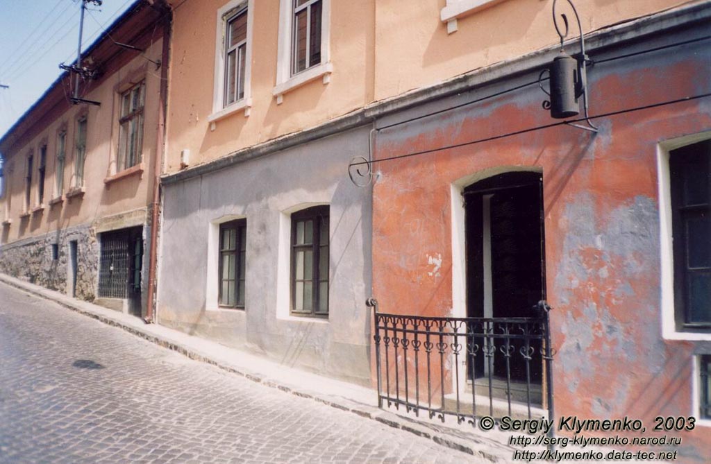 Ужгород. Фото. Ул. Ивана Ольбрахта, 3. Вход в кафе «Под замком».