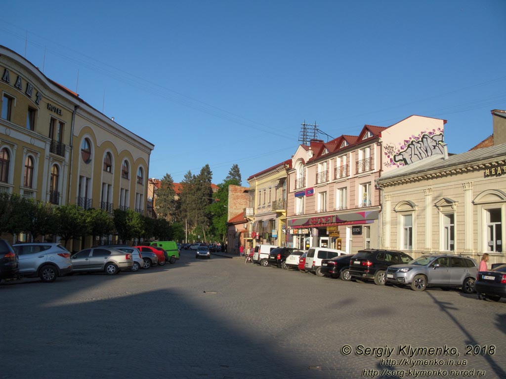 Ужгород. Фото. Площадь Корятовича (вид от пересечения с улицей Лучкая). Слева - отель «Атлант» (площадь Корятовича, 27).