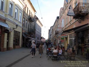 Ужгород. По улице Корзо. Фото. Впереди - памятник фонарщику на стене дома на углу улиц Волошина и Корзо.