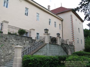 На территории Ужгородского замка. Фото. Главный корпус замка - цитадель (юго-западный фасад).