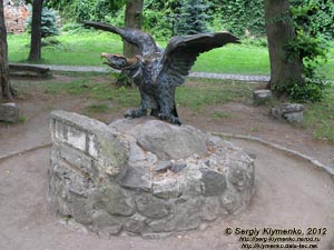 На территории Ужгородского замка. Фото. Скульптура «Турул» («MILLENNIUM»), начало XX века.