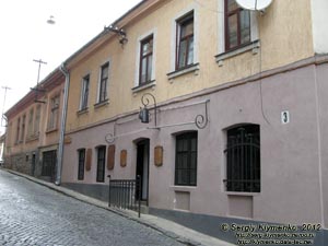 Ужгород. Фото. Вход в кафе «Под замком» (ул. Ивана Ольбрахта, 3).