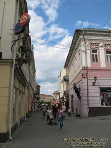 Ужгород. Фото. Угол улиц Волошина и Корзо: памятник фонарщику на стене дома.