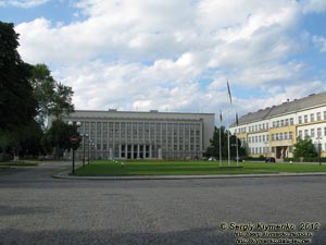 Ужгород. Фото. Здание Закарпатского областного совета (пл. Народная, 4).