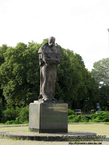 Ужгород. Фото. Памятник Тарасу Григорьевичу Шевченко на площади Народная.