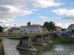 Ужгород. Фото. Пешеходный мост через речку Уж.