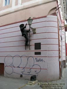 Ужгород. Фото. Памятник фонарщику на углу улиц Волошина и Корзо.