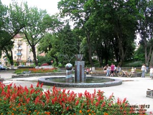 Ужгород. Фото. Фонтан в сквере на углу улиц Довженко и Ференца Ракоци.