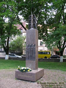 Ужгород. Фото. Памятник жертвам политических репрессий в сквере напротив здания СБУ.