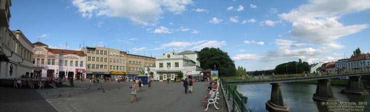 Ужгород. Фото. Театральная площадь и пешеходный мост через речку Уж. Панорама ~120°. По центру - театр кукол «Бавка».