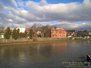 Ужгород. Фото. Правый берег речки Уж, вид с левого берега.